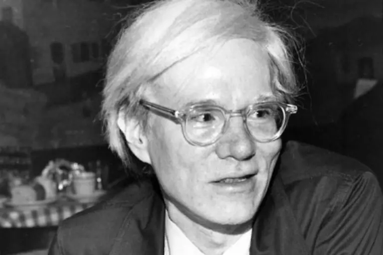 1962-gruendet-er-die-Factory-ein-Kunststudio-in-dem-es-ziemlich-chaotisch-zugeht-und