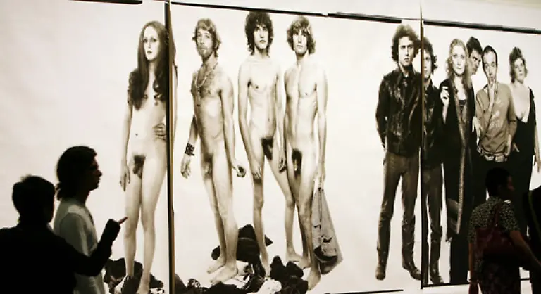 wo-er-sogenannte-Kunstarbeiter-vorwiegend-Poster-und-Grafiken-herstellen-laesst-aber-auch-andere-Dinge-wie-Schuhe