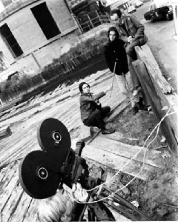 Ausser-als-Druckerei-dient-die-Factory-auch-als-Filmstudio-Warhol-macht-ueber-300-experimentelle-Untergrundfilme-zumeist-recht-bizarr-und-einige-auch-ziemlich-pornographisch