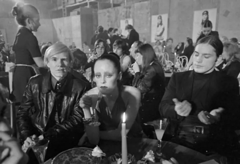 Sein-erster-Film-Sleep-zeigt-6-Stunden-nichts-anderes-als-einen-schlafenden-Mann