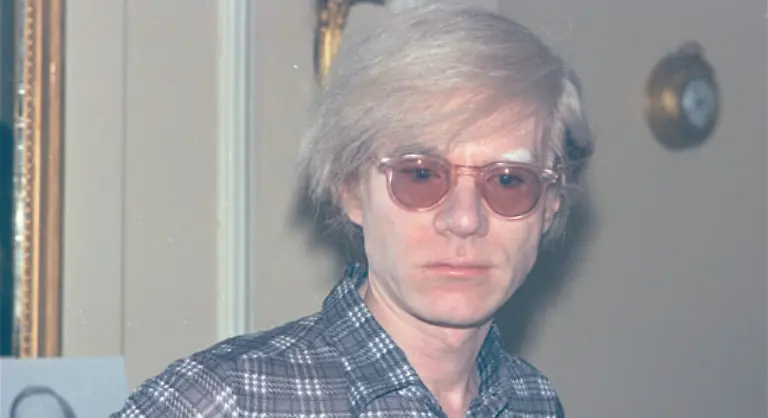 Warhol-erholt-sich-niemals-voellig-von-seinen-Wunden-und-muss-fuer-den-Rest-seines-Lebens-ein-Korsett-um-die-Huefte-tragen