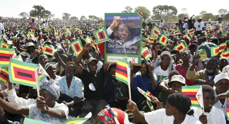 Nach-offiziellen-Wahlergebnissen-aus-Harare-konnten-weder-Mugabe-noch-Tsvangirai-die-absolute-Mehrheit-hinter-sich-vereinigen-Westliche-Beobachter-gehen-davon-aus-dass-es-massive-Wahlfaelschungen-gab-Eine-Stichwahl-sollte-die-Entscheidung-bringen