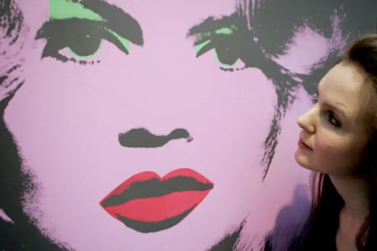 Nach-dem-Anschlag-macht-er-in-seinem-Kunstschaffen-eine-radikale-Wendung-Der-Philosoph-der-Massenproduktion-von-Kunst-verbringt-jetzt-die-meiste-Zeit-damit-Portraits-der-Reichen-und-Schoenen-seiner-Zeit-anzufertigen-wie-etwa-von-Brigitte-Bardot