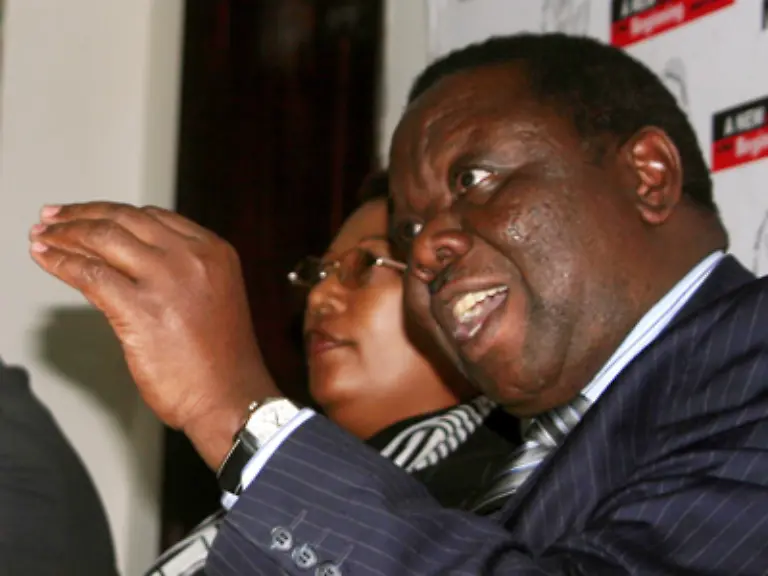 Nachdem-Tsvangirai-selbst-des-Oefteren-inhaftiert-wird-zieht-er-seine-Kandidatur-aus-Angst-um-das-Leben-seiner-Waehler-zurueck