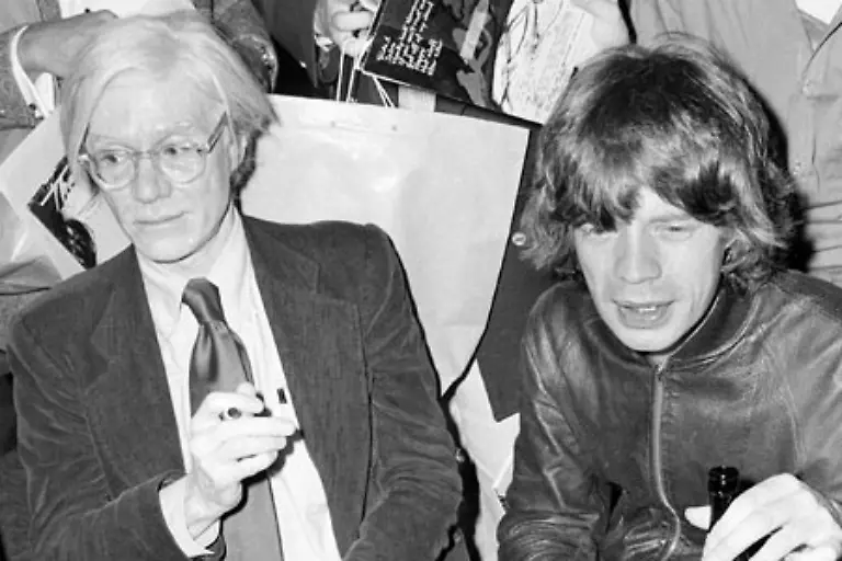 Warhol-entwickelt-sich-mehr-und-mehr-zum-Unternehmer-Er-gruendet-die-Zeitschrift-Interview-und-sogar-einen-Nacht-Club