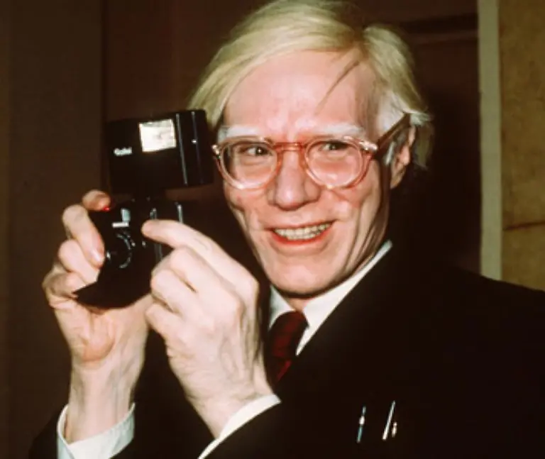 1974-zieht-die-Factory-auf-den-Broadway-um-Ein-Jahr-spaeter-veroeffentlicht-Warhol-Die-Philosophie-von-Andy-Warhol-In-dem-Buch-beschreibt-er-was-fuer-ihn-Kunst-ist-Geldverdienen-ist-Kunst-und-Arbeiten-ist-Kunst-und-ein-gutes-Geschaeft-ist-die-beste-Kunst