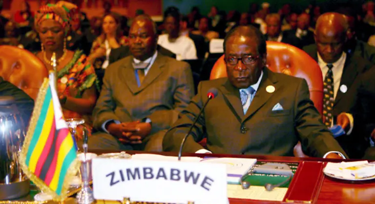 Einen-Tag-spaeter-reist-der-84-Jaehrige-zum-Gipfel-der-Afrikanischen-Union-Die-anderen-Gipfelteilnehmer-kritisieren-Mugabe-verhalten-seine-Wiederwahl-haette-den-Standards-der-AU-fuer-demokratische-Wahlen-nicht-genuegt