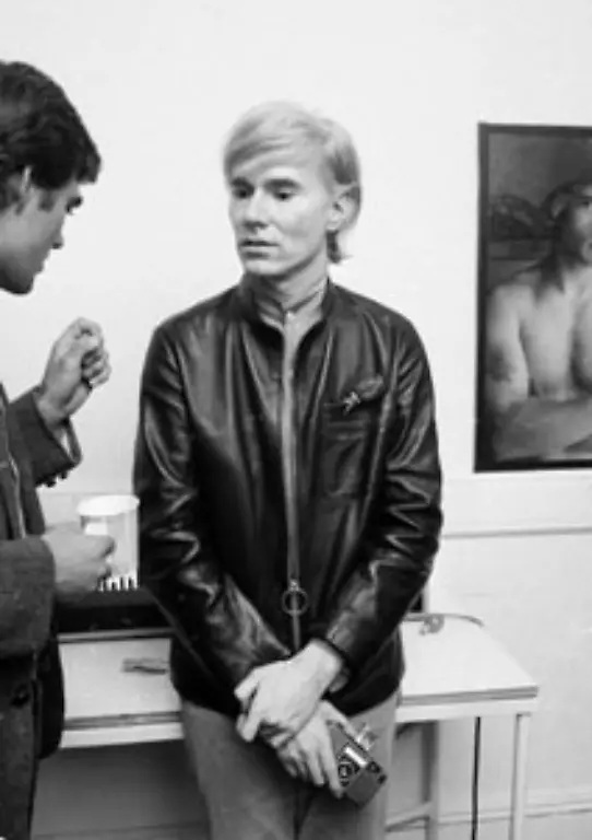 Andy-Warhol-ist-eine-introvertierte-scheue-und-undurchsichtige-Persoenlichkeit-Er-lebt-seine-Homosexualitaet-nicht-oeffentlich-aus-obwohl-er-sie-darauf-angesprochen-nicht-abstreitet
