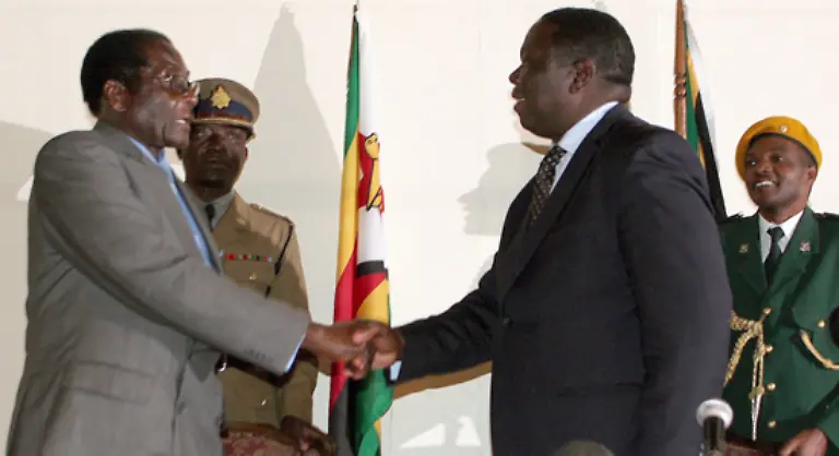 Unter-der-Fuehrung-des-suedafrikanischen-Praesidenten-Mbeki-vermitteln-die-afrikanischen-Staaten-zwischen-Mugabe-und-Tsvangirai-Mugabe-sagt-Gespraeche-ueber-eine-Machtteilung-zu-doch-die-Verhandlungen-geraten-ins-Stocken