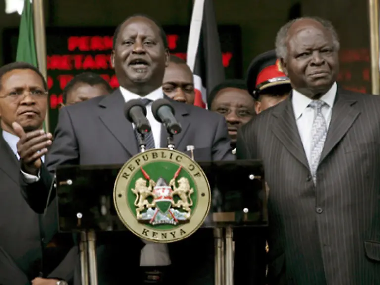 Ende-Dezember-2007-findet-die-Praesidentschaftswahl-statt-bei-der-der-amtierende-Praesident-Mwai-Kibaki-Partei-der-nationalen-Einheit-PNU-hier-rechts-gegen-Raila-Odinga-Orange-Democratic-Movement-OMD-links-antritt