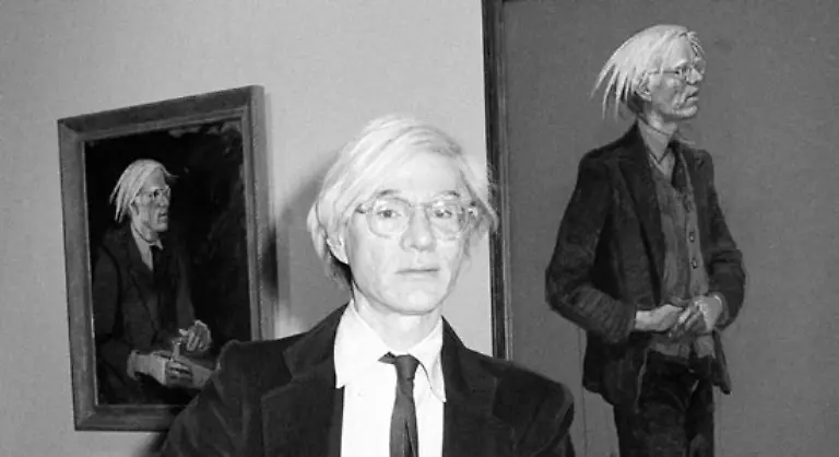 Spaeter-ersetzt-er-sein-eigenes-Haar-mit-blonden-und-silbergrauen-Peruecken