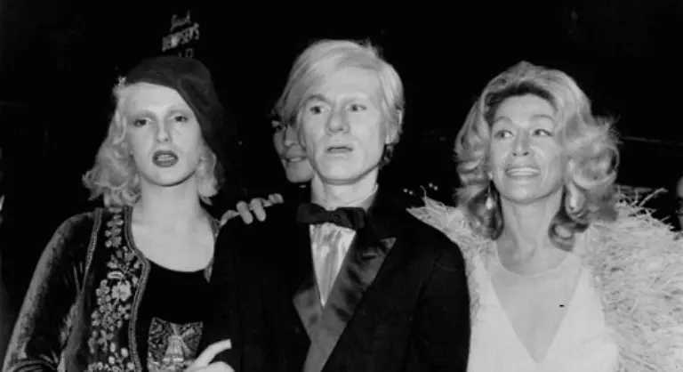 Warhol-gibt-nur-wenig-von-sich-preis-ist-meistens-wortkarg-und-stilisiert-sich-selbst-zur-Sphinx-und-Ikone-der-New-Yorker-Kunstszene
