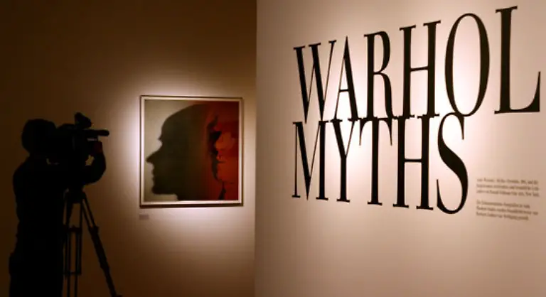 In-Interviews-und-Gespraechen-entzieht-er-sich-geschickt-den-Erwartungen-zu-seiner-Person-und-uebt-sich-konsequent-darin-den-Mythos-Andy-Warhol-aufzubauen