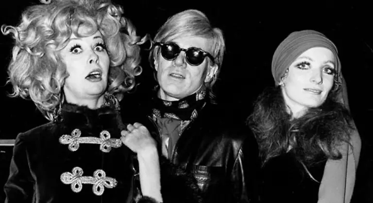 Warhol-ist-von-dem-Ehrgeiz-besessen-beruehmt-und-wohlhabend-zu-werden-Von-Anfang-an-ist-klar-dass-er-den-Amerikanischen-Traum-nur-durch-harte-Arbeit-verwirklichen-kann