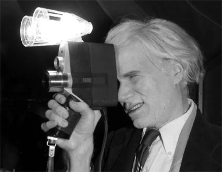 In-seinem-Buch-Popism-beschreibt-Warhol-sehr-anschaulich-wie-er-in-den-sechziger-Jahren-muehsam-und-mit-bescheidenen-Schritten-die-Leiter-zum-Erfolg-erklomm-Die-Autobiografie-liegt-schon-seit-Jahren-in-den-USA-vor-erscheint-aber-erst-jetzt-in-einer-deutschen-Ausgabe