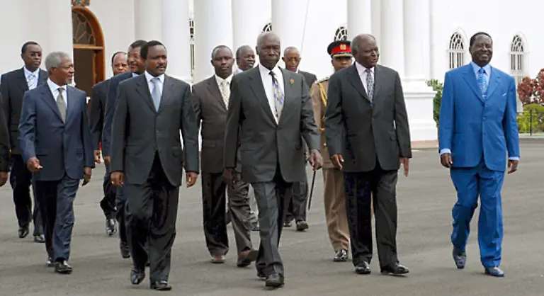 Im-Februar-2008-kommt-es-unter-der-Vermittlung-des-ehemaligen-UN-Generalsekretaers-Kofi-Annan-l-zu-Verhandlungen-zwischen-Odinga-und-Kibaki-Im-April-wird-eine-Koalitionsregierung-gebildet-Odinga-wird-vom-Praesidenten-Kibaki-zum-Ministerpraesidenten-ernannt