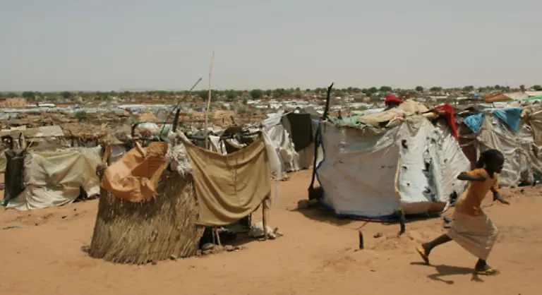 Im-westsudanesischen-DARFUR-beginnt-2003-eine-bewaffnete-Auseinandersetzung-zwischen-den-in-Darfur-ansaessigen-schwarzafrikanischen-Staemmen-und-dem-islamistischen-Militaerregime-in-Khartum