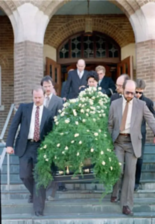 Ueber-2000-Leute-erweisen-ihm-beim-Gedenkgottesdienst-in-der-St-Patricks-Kathedrale-die-letzte-Ehre