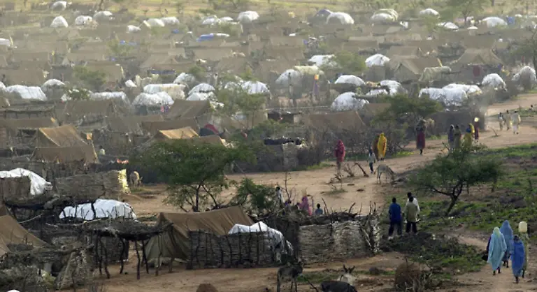 Die-Camps-in-denen-sie-hausen-koennen-bis-zu-100-000-Menschen-aufnehmen-und-sind-regelrechte-Gefaengnisse-unter-offenem-Himmel-so-der-Projektleiter-von-Aerzte-ohne-Grenzen-in-West-Darfur-Jean-Sebastien-Matte