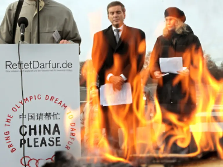 Auch-zahlreiche-Prominente-hier-Mia-Farrow-mit-Michel-Friedman-setzen-sich-fuer-eine-Loesung-des-Konfliktes-in-Darfur-ein-Auf-dem-Plakat-wird-Kritik-an-China-deutlich-das-seinen-Einfluss-im-Sudan-nicht-dazu-nutzt-den-Voelkermord-zu-stoppen