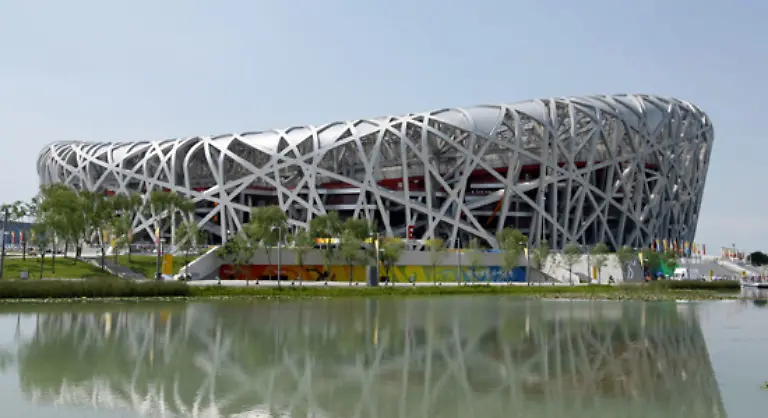 und-diese-von-2008-Unsere-Nummer-eins-Das-Nationalstadion-in-Peking-auch-Vogelnest-genannt-Mit-den-ineinander-verwobenen-Stahltraegern-erinnert-der-42-000-Tonnen-schwere-Bau-an-einen-Adlerhorst