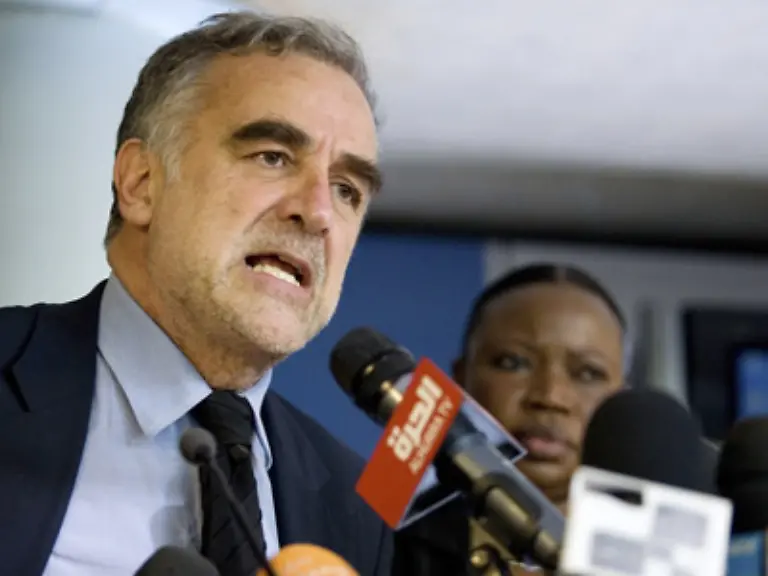 Der-Chefanklaeger-beim-Internationalen-Strafgerichtshof-in-Den-Haag-Luis-Moreno-Ocampo-beantragt-einen-Haftbefehl-gegen-den-sudanesischen-Praesidenten-Omar-Hassan-al-Baschir
