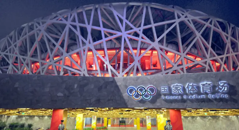 Entworfen-wurde-es-von-den-Schweizer-Architekten-Jacques-Herzog-und-Pierre-des-Meuron-von-denen-auch-die-Muenchner-Allianz-Arena-stammt-Die-Kosten-sollen-3-1-Milliarden-Yuan-280-Millionen-Euro-betragen-haben