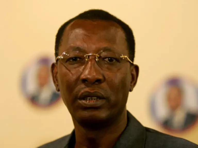 Der-Praesident-der-ehemaligen-franzoesischen-Kolonie-Idriss-Dby-gehoert-der-gleichen-Volksgruppe-an-wie-ein-Teil-der-Rebellen-die-in-der-Krisenregion-Darfur-gegen-die-sudanesische-Armee-kaempfen