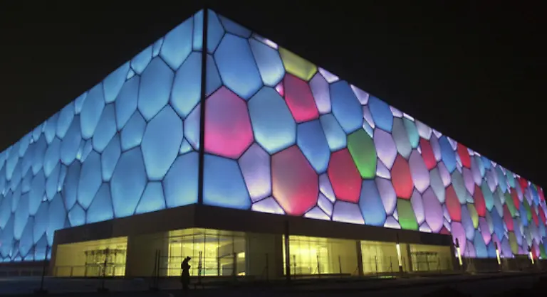 Der-Water-Cube-besteht-aus-einer-Membrankonstruktion-deren-Aussenhaut-aehnlich-wie-bei-der-Allianz-Arena-leuchten-kann-Kostenpunkt-95-Millionen-Euro