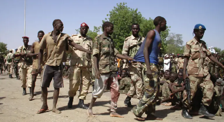 Die-sudanesische-Regierung-wirft-ihm-vor-die-Darfur-Rebellen-militaerisch-zu-unterstuetzen-Sie-revanchiert-sich-indem-sie-ihrerseits-den-tschadischen-Rebellen-Unterschlupf-und-vermutlich-auch-militaerische-Hilfe-gewaehrt