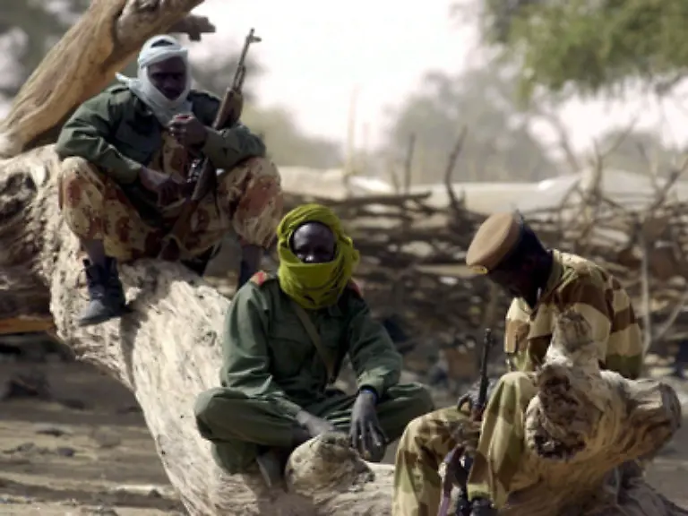Zwischen-dem-benachbarten-Sudan-und-dem-Tschad-gibt-es-seit-Beginn-des-Darfurkonflikts-daher-einen-Zustand-der-Feindseligkeit