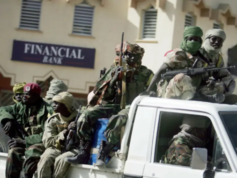Jedoch-hat-der-Tschad-weiterhin-grosse-Probleme-mit-den-Rebellentruppen-im-eigenen-Land-die-im-Februar-bis-in-die-Hauptstadt-N-Djamena-vorgedrungen-sind-Die-Rebellen-wollen-Dby-stuerzen-und-von-dem-Oelreichtum-des-Landes-profitieren