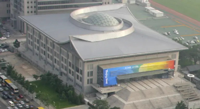 Und-wieder-eine-Uni-In-der-Sporthalle-der-Peking-Universitaet-werden-die-Tischtennis-Wettbewerbe-ausgetragen-8000-Sportbegeisterte-passen-in-die-Halle