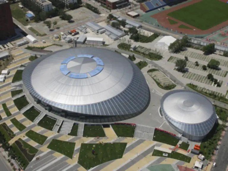 Nein-E-T-ist-nicht-gelandet-Dies-ist-die-Halle-der-Technischen-Universitaet-In-der-ersten-Woche-wird-hier-Badminton-gezeigt-dann-wird-extra-fuer-die-Rhythmische-Sportgymnastik-umgebaut-7500-Interessierte-koennen-zuschauen