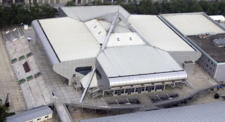 In-der-Sporthalle-der-Pekinger-Luft-und-Raumfahrt-Universitaet-finden-6000-Zuschauer-Platz-die-hier-die-Gewichtheber-bewundern-koennen