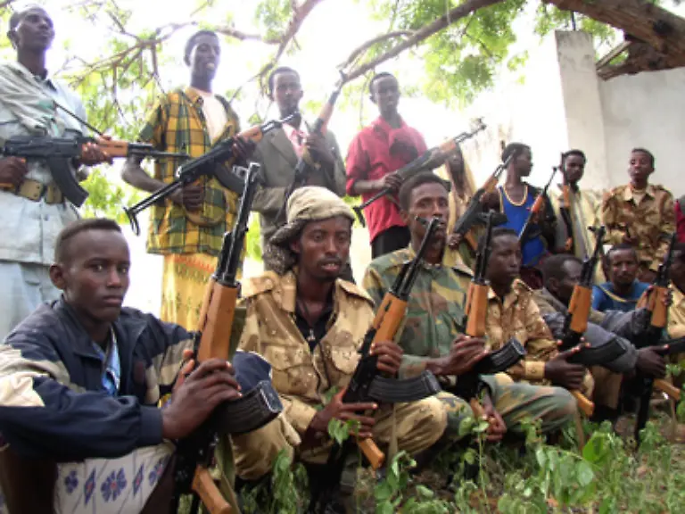 Die-Union-Islamischer-Gerichte-eine-Vereinigung-von-Scharia-Gerichten-gewinnt-zunehmend-an-Macht-2006-vertreiben-sie-die-Warlords-aus-Mogadischu-besetzen-die-Stadt-und-kaempfen-gegen-die-im-Jahr-2000-gebildete-Uebergangsregierung