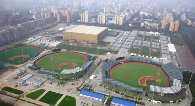Im-Hintergrund-noch-einmal-das-Basketballstadion-im-Vordergrund-das-Wukesong-Baseball-Feld