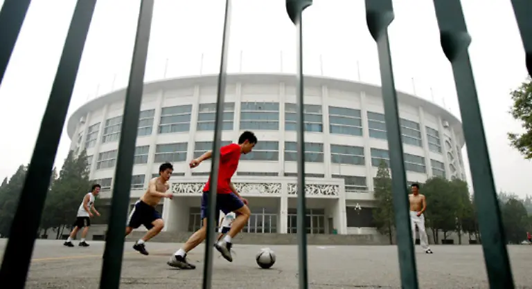 In-der-Arbeiter-Sporthalle-koennen-13-000-Zuschauer-die-Boxwettkaempfe-in-Peking-verfolgen-Die-Reliefs-ueber-dem-Eingang-zeigen-Szenen-aus-den-alten-chinesischen-Kampfkuensten