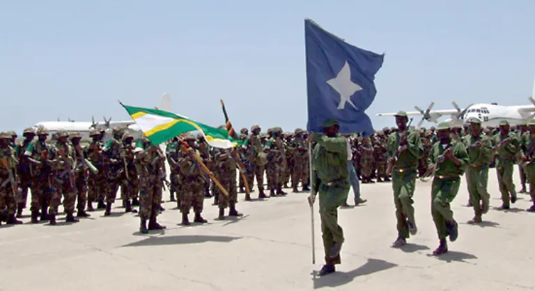 Die-Uebergangsregierung-wird-von-55-000-aethiopischen-Soldaten-unterstuetzt-da-sie-sich-ohne-fremde-Militaerhilfe-kaum-behaupten-kann-Die-afrikanische-Friedenstruppe-AMISOM-soll-helfen-Somalia-zu-stabilisieren-und-die-kontroverse-aethiopische-Militaerpraesenz-ersetzen
