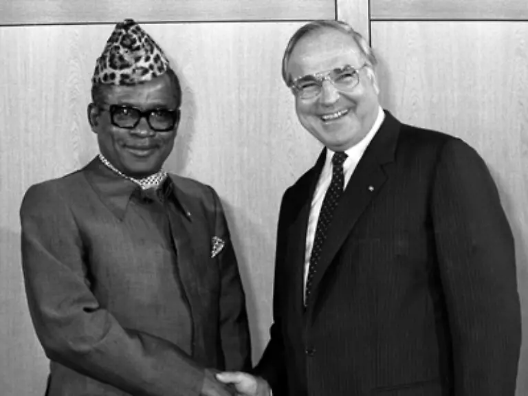 Daraufhin-ergreift-Joseph-Mobutu-hier-mit-Altkanzler-Kohl-die-Macht-Diktatorisch-regiert-er-das-1971-in-Zaire-umbenannte-Land-bis-1997
