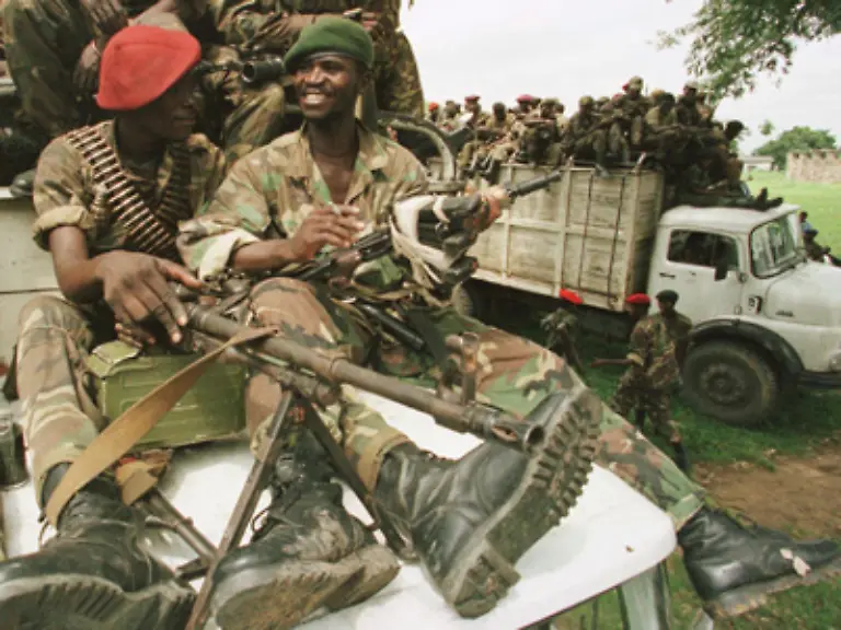 Angefuehrt-von-Laurent-Kabilas-Alliance-des-forces-pour-la-libration-du-Congo-Zaire-AFDL-beginnt-im-Herbst-1996-eine-von-Ruanda-und-Uganda-initiierte-Invasion-in-den-Kongo-Erster-Kongokrieg-1996-1997