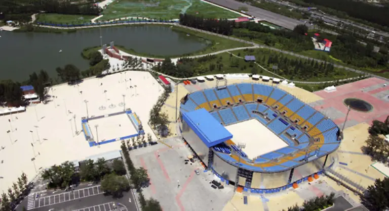 Im-Beachpark-Chaoyang-koennen-12-000-Menschen-bei-den-Volleyball-Wettkaempfen-dabei-sein-Neben-der-grossen-Arena-sind-sechs-Trainingsplaetze-und-zwei-Aufwaermhallen-vorhanden