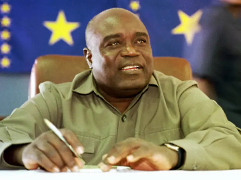 Das-Mobutu-Regime-befindet-sich-in-einer-Krise-die-die-Invasion-und-die-Formierung-konkurrierender-Milizen-auf-der-kongolesischen-Seite-beguenstigt-Kabila-hier-im-Bild-uebernimmt-1997-die-Macht-im-Kongo