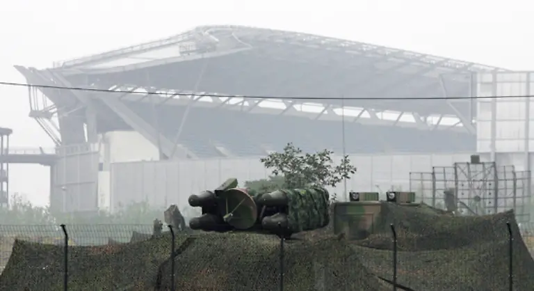 Ein-aktueller-Anblick-Das-Stadion-des-Olympischen-Sportzentrums-hinter-einer-Smogwolke-Sagenhafte-36-000-Menschen-passen-in-das-Stadion-Hier-werden-die-Fussballspiele-stattfinden-sowie-der-Moderne-Fuenfkampf-mit-den-Diziplinen-Laufen-und-Reiten
