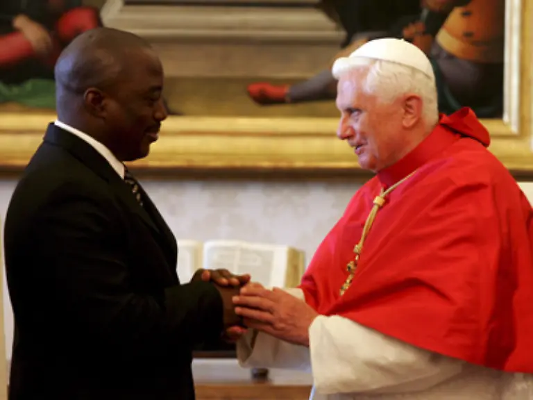 2001-wird-Kabila-ermordet-sein-Sohn-Joseph-hier-mit-Papst-Benedikt-folgt-ihm-ins-Amt-Seitdem-versucht-er-die-Staatlichkeit-im-Kongo-wieder-herzustellen