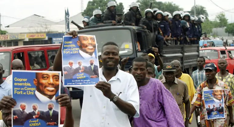 Am-30-Juli-2006-finden-die-ersten-freien-Parlaments-und-Praesidentschaftswahlen-statt-UN-Truppen-sind-praesent-um-den-Ablauf-der-Wahl-zu-sichern-Kabila-setzt-sich-gegen-seinen-Widersacher-Bemba-Gombo-durch