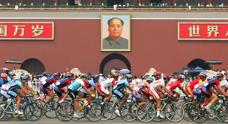 Noch-mehr-Fahrraeder-Der-staedtische-Strassen-Kurs-3000-Zuschauer-koennen-die-Radprofis-auf-der-103-9-Kilometer-lange-Strecke-beobachten