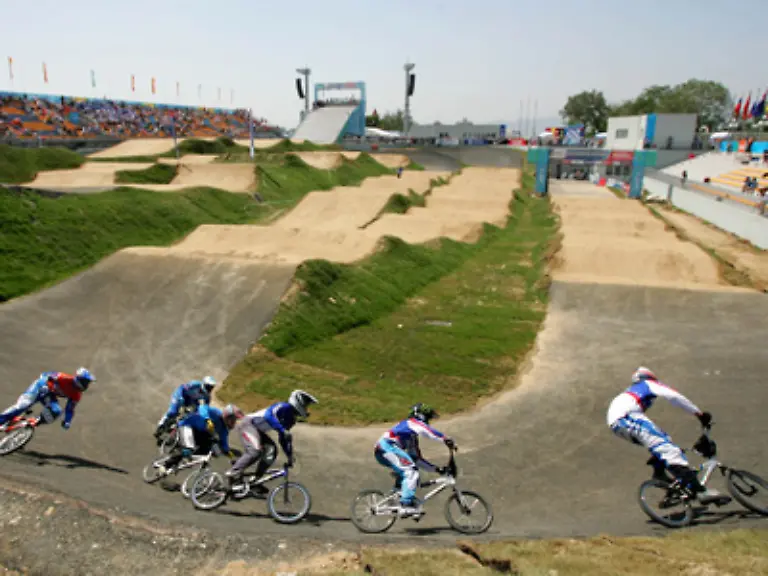 Auf-dem-Laoshan-BMX-Course-wird-die-Konkurrenz-zum-ersten-Mal-ueberhaupt-in-der-Geschichte-der-Olympischen-Spiele-ausgetragen-3396-Zuschauer-finden-Platz