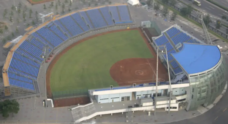 Auf-dem-Fengtai-Softball-Feld-finden-rund-13-500-Zuschauer-Platz-Als-eine-der-ersten-Wettkampfstaetten-wurde-es-Mitte-2007-fertiggestellt-und-bestand-seine-Generalprobe-kurz-danach-bei-der-Softball-Weltmeisterschaft-der-Frauen