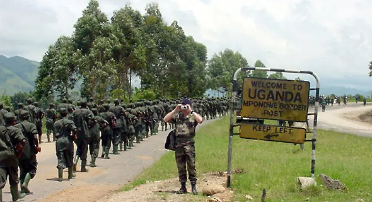 In-UGANDA-findet-seit-mehr-als-20-Jahren-ein-Guerillakrieg-zwischen-der-Regierung-und-Rebellentruppen-im-Norden-des-Landes-statt-Mehr-als-10-000-Menschen-sind-ihm-bereits-zum-Opfer-gefallen